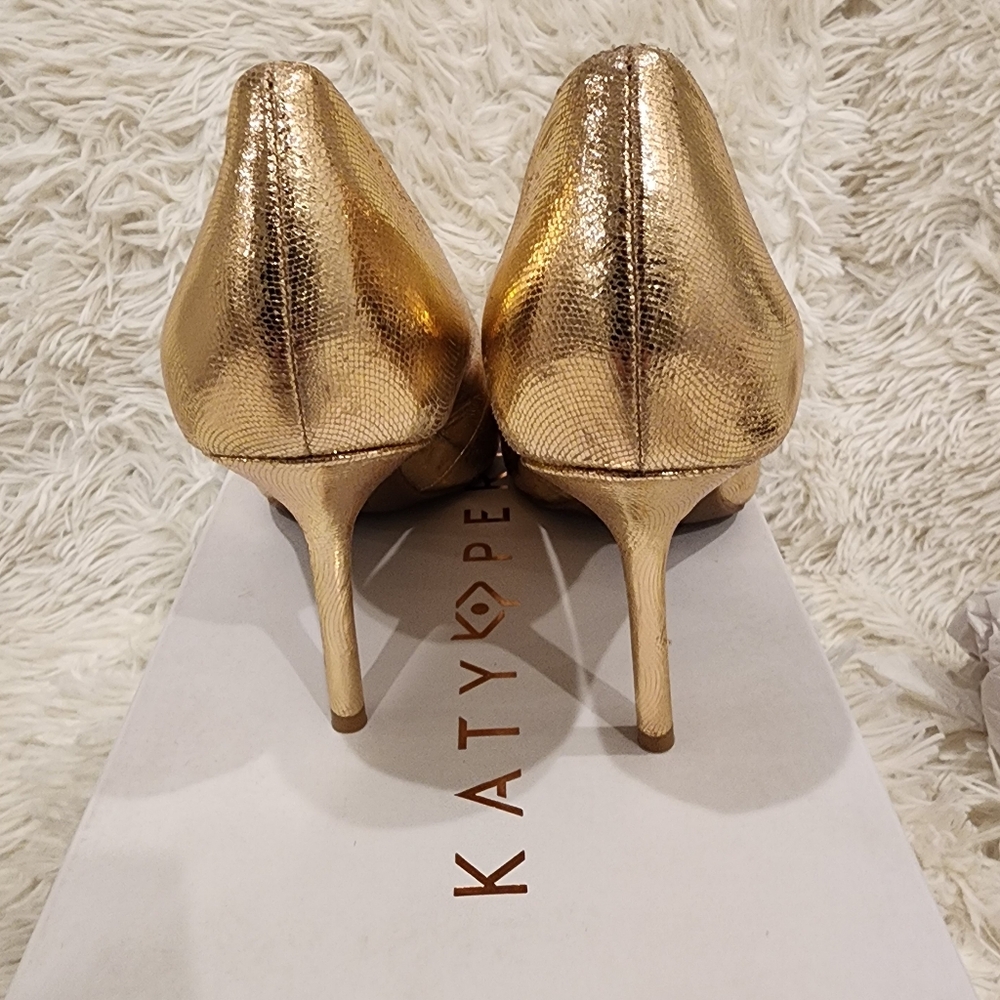 Katy Perry "The Dina" Wavy Metallic Pump- Rose Gold - Picture 7 of 11